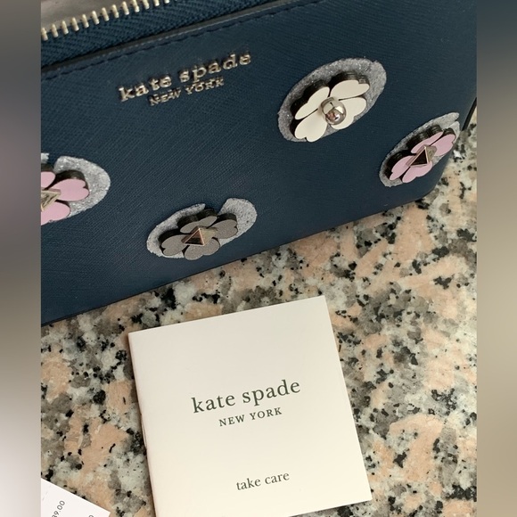 NWT Kate Spade Cameron Spade Flower Appliqué  Dome Blue  Medium Dome Cosmetics - Picture 7 of 12